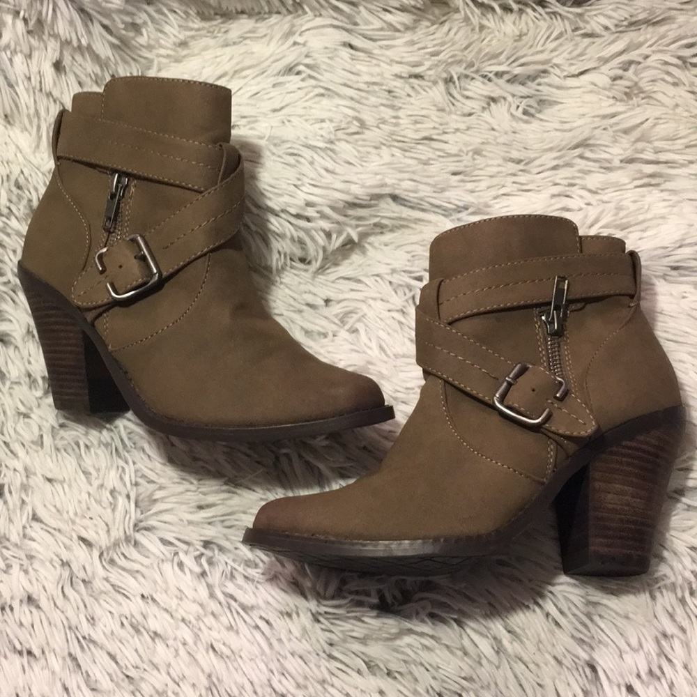 NWOT Taupe Bongo Ankle Booties